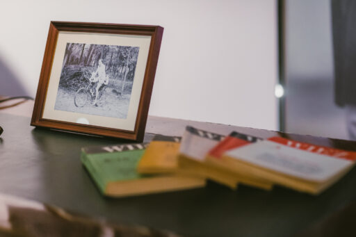 Galeria płocczan XX wieku. Skórzany blat biurka Tadeusza Mazowickiego, na nim kilka egzepplamrzy pisma "Więź" oraz małe zdjęcie w ramce. Na zdjęciu widać młodego mężczyznę na rowerze.