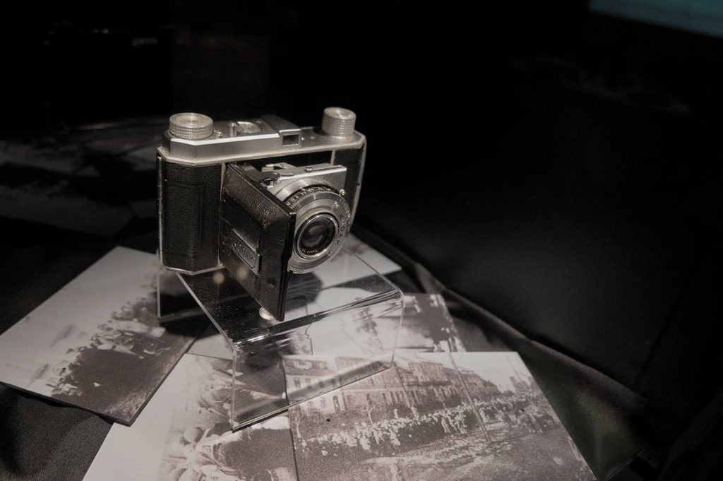 Jeden z obiektów Muzeum Żydów Mazowieckich - staroświecki aparat fotograficzny położony na kilku archiwalnych zdjęciach Płocka.