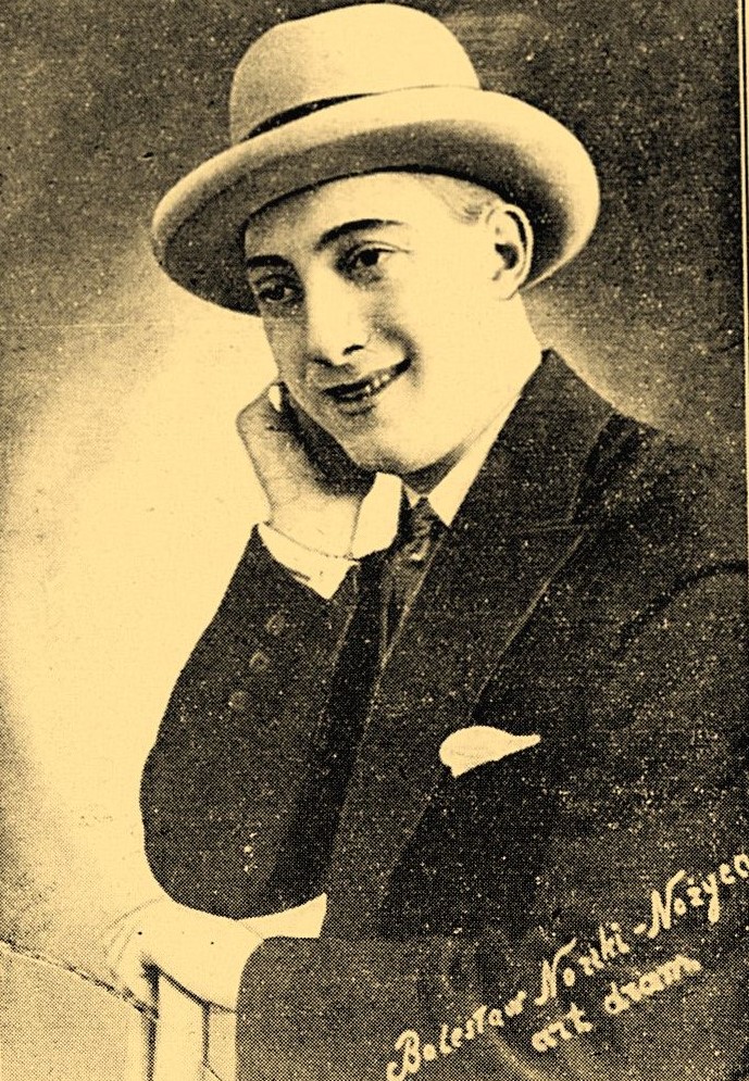 Archiwalna fotografia uśmiechniętego młodego mężczyzny w kapeluszu i garniturze, to Bolesław Norski-Nożyca, przedwojenny artysta rewiowy.