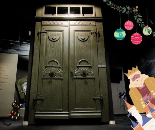 Zdjęcie przedstawia zielone zabytkowe drzwi. Fotografia ozdobiona jest graficznymi elementami nawiązującymi do świąt i średniowiecza.