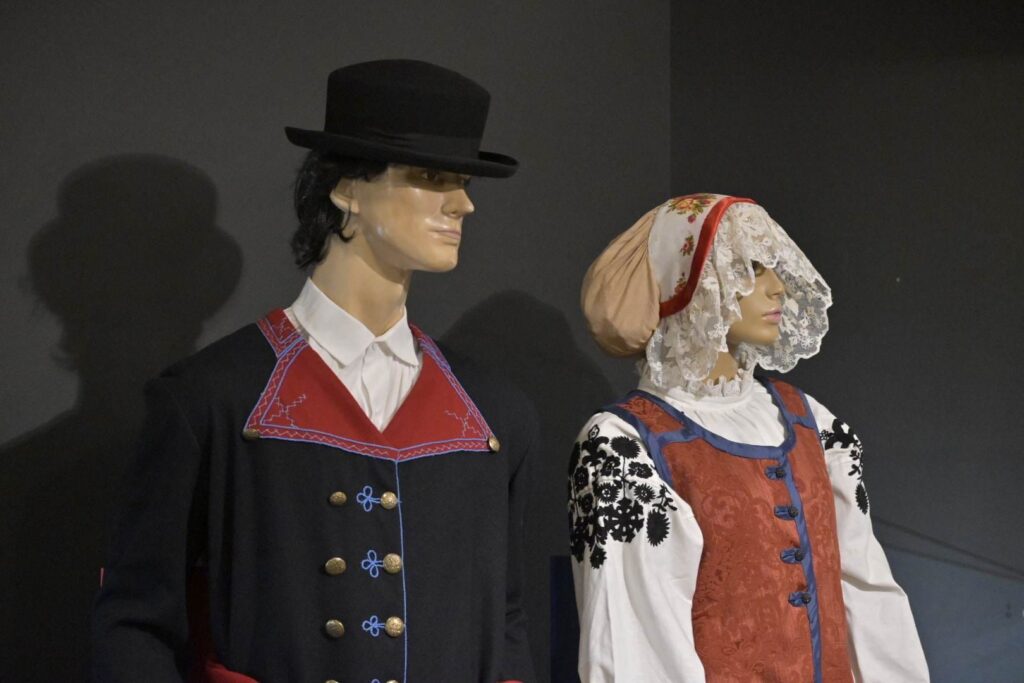 Wystawa "Nad Wisłą, na Urzeczu" w Spichlerzu. Na dwóch manekinach prezentowane są ludowe stroje, damski i męski, z terenów Urzecza.